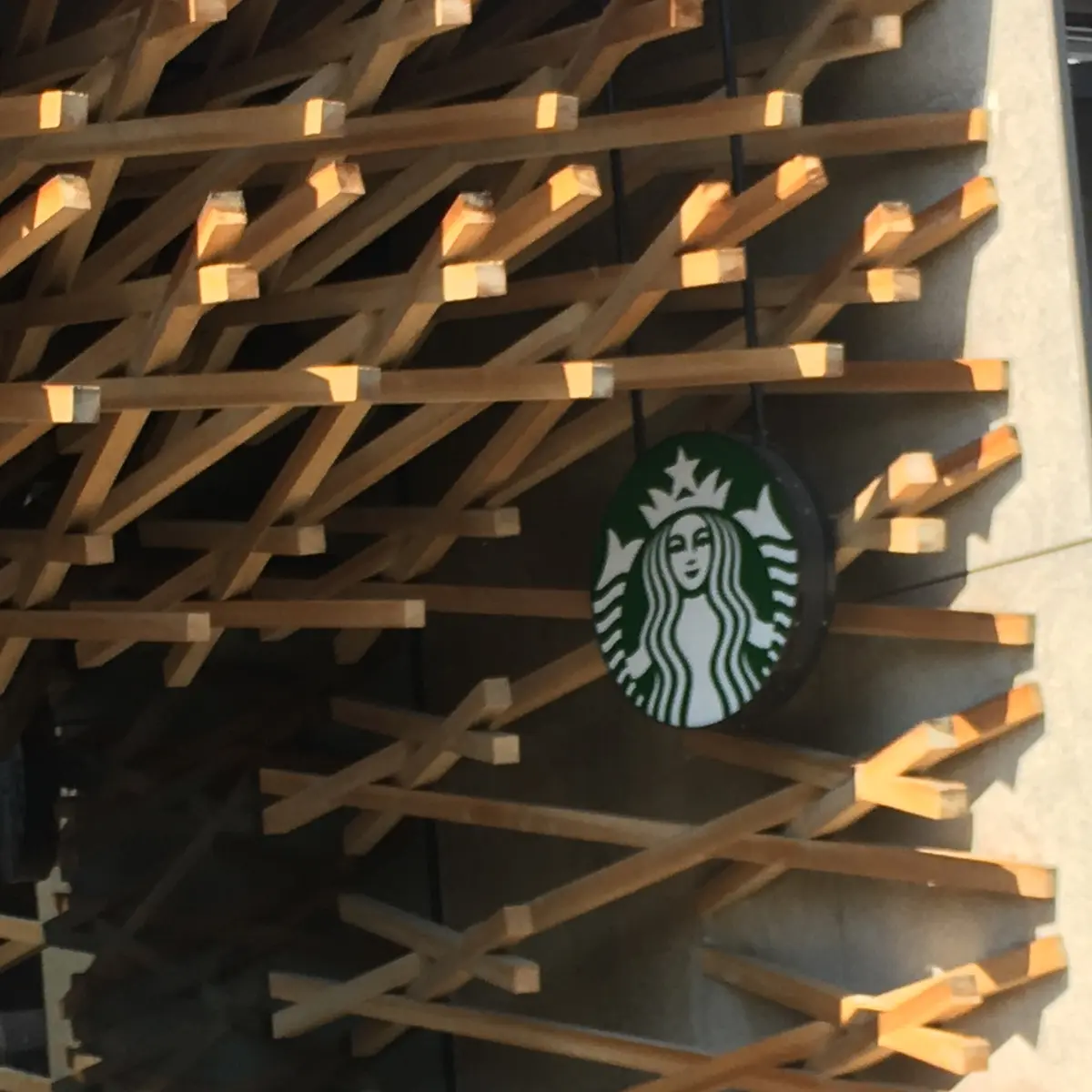 木材の造りが美しいおしゃれスタバ