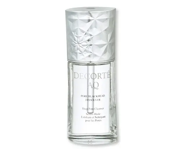 一見、きれいに見える肌の毛穴の奥に潜む角栓が、知覚しないレベルの慢性炎症を起こしエイジングの引き金に。隠れ炎症のもと、角栓を適切なクレンジングで明日に持ち越さないようにして。