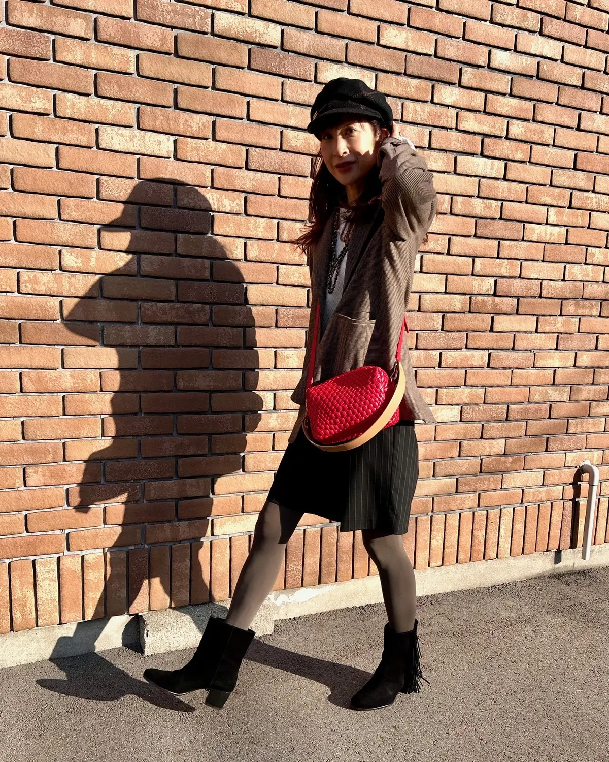 無印良品のブラウンジャケットに赤いバッグの画像_3