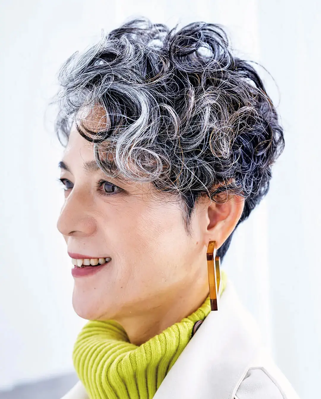 OurAge×Webエクラ 横から見たショートヘア　ヘアスタイル　グレイヘア