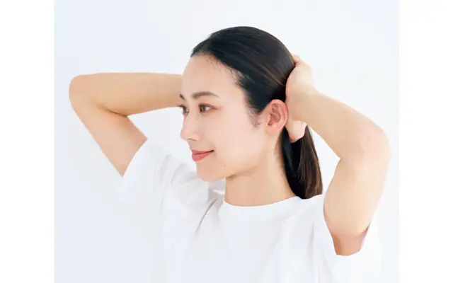 《4》タイトに髪をまとめてひとつ結びに