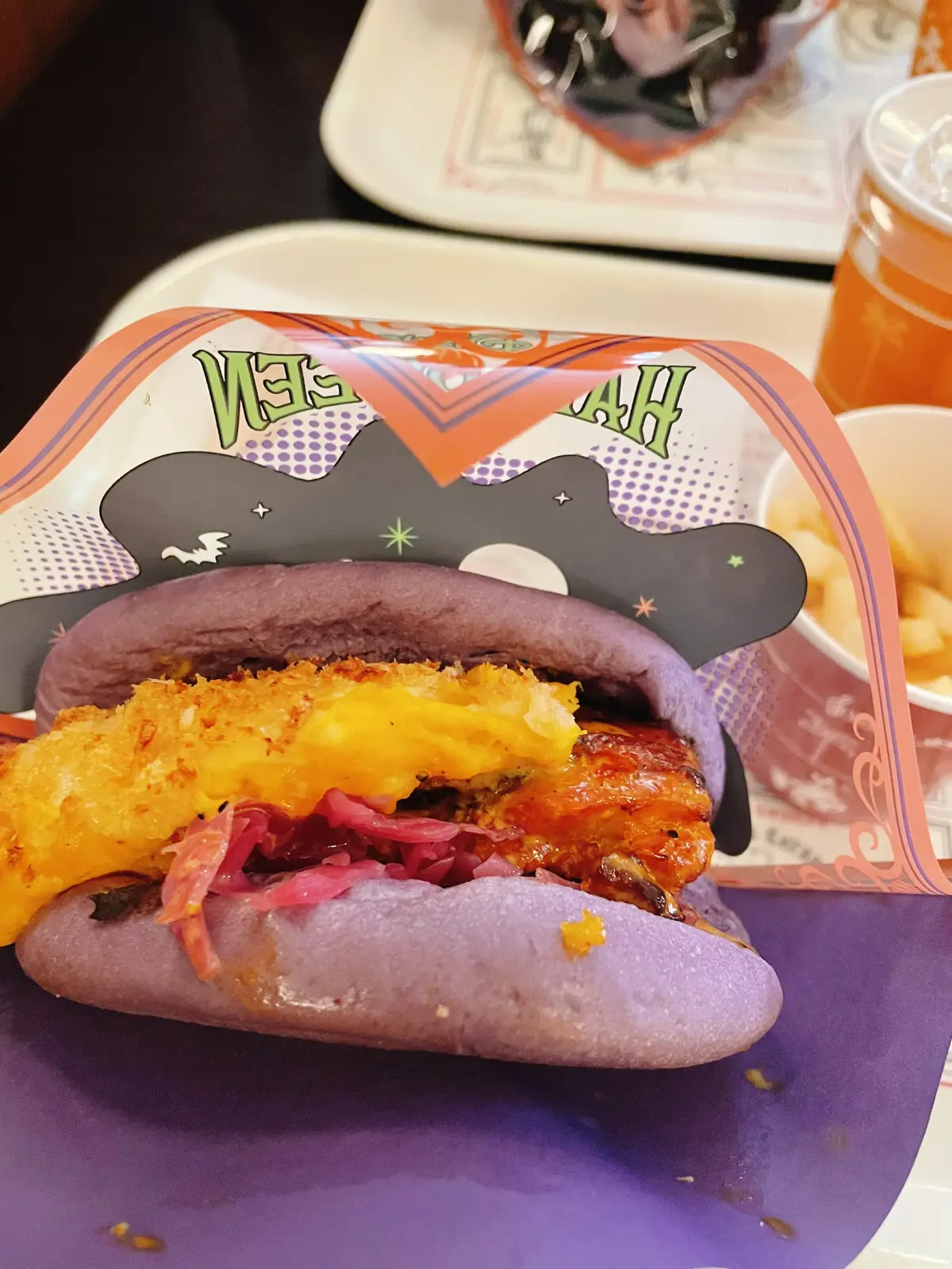 ディズニー、ディズニーリゾート、ハロウィン、Fantasy Springs、ファンタジースプリングス、ジャックオーランタン、かぼちゃ、かぼちゃグラタン、ミッキー、期間限定、期間限定メニュー、美味しい、かぼちゃコロッケ、チキン、照り焼きチキン、チキンバーガー、ハロウィンバーガー、ハンバーガー、お化けミッキー、イラスト