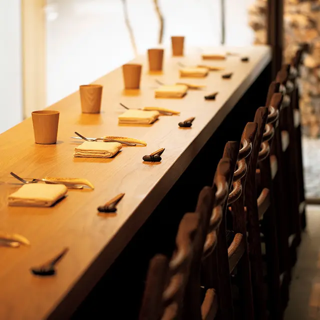 京都の東山にあるレストラン「ルーラ」のテーブル