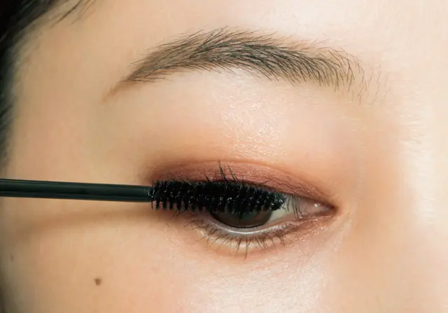 まつ毛の根元からしっかりつける