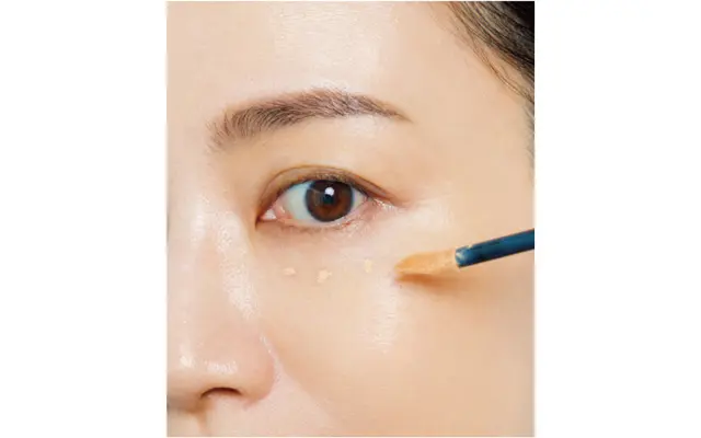 《1》目の下のくすみに少量のせる