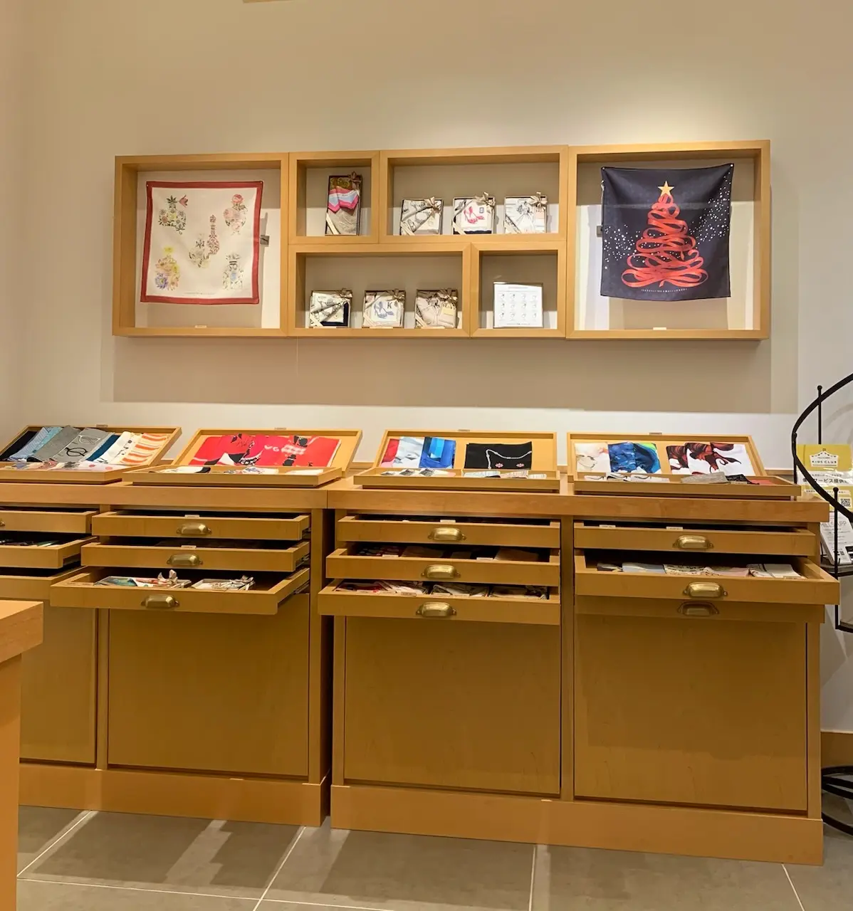 クラシクス・ザ・スモール・ラグジュアリ　ハンカチ　ディスプレイ