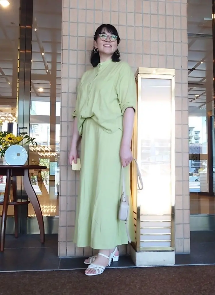 ブッフェランチ空桜全身写真の私