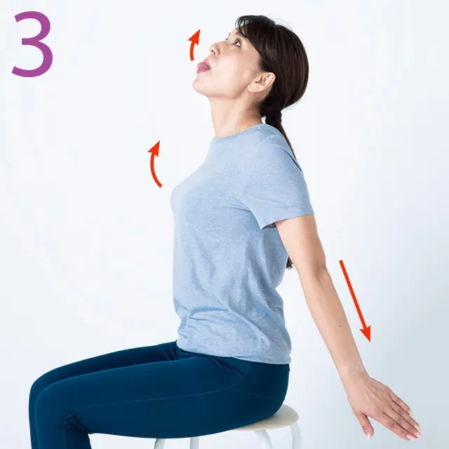 舌を上方向に押し出し