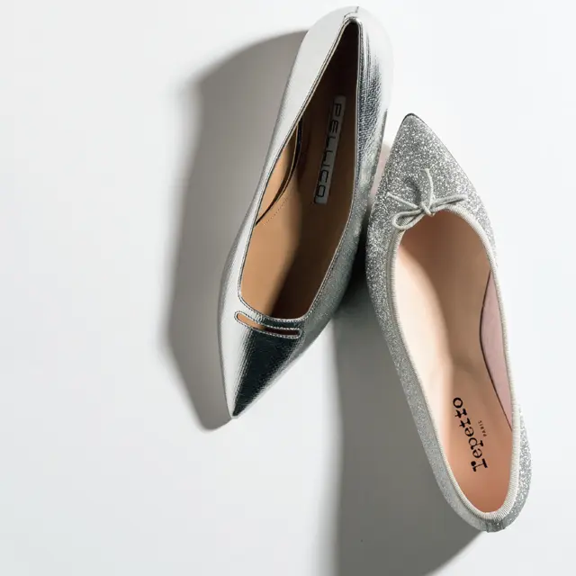 シルバーのフラット靴