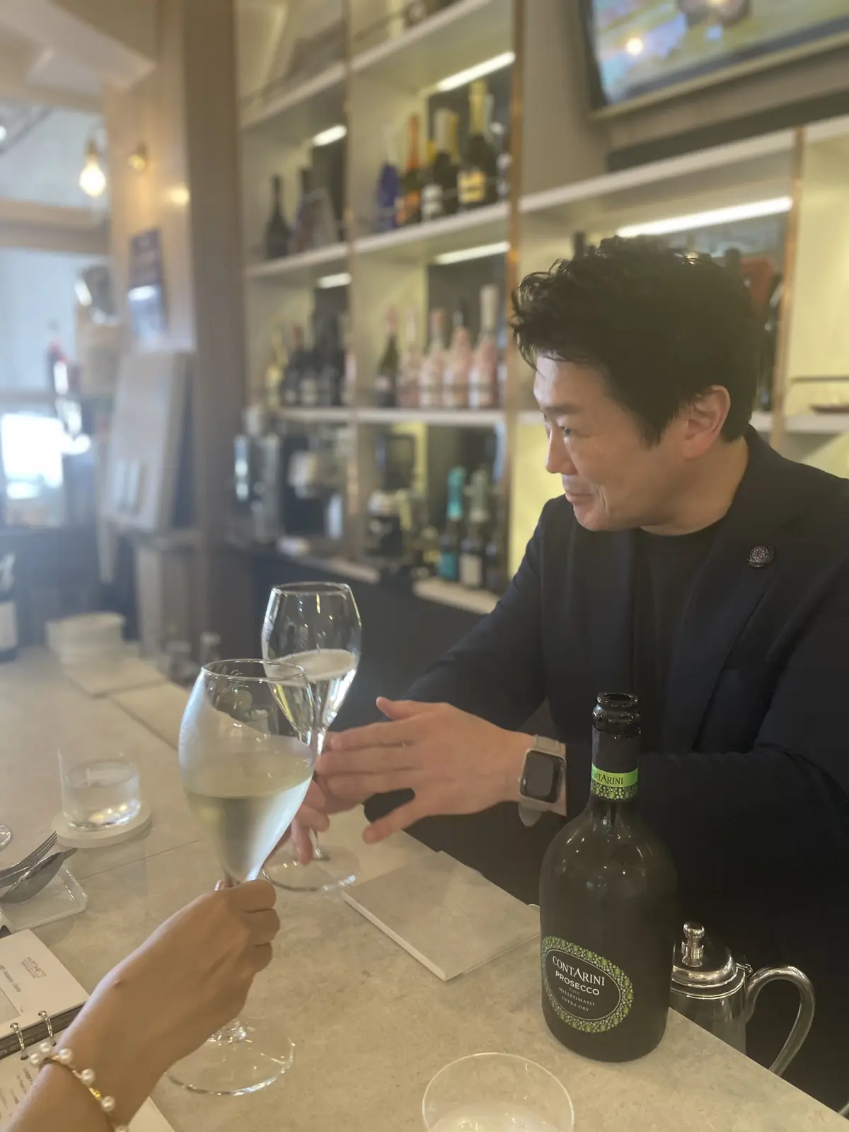 グリーンのリボンシャツを着て日本初のプロの画像_4