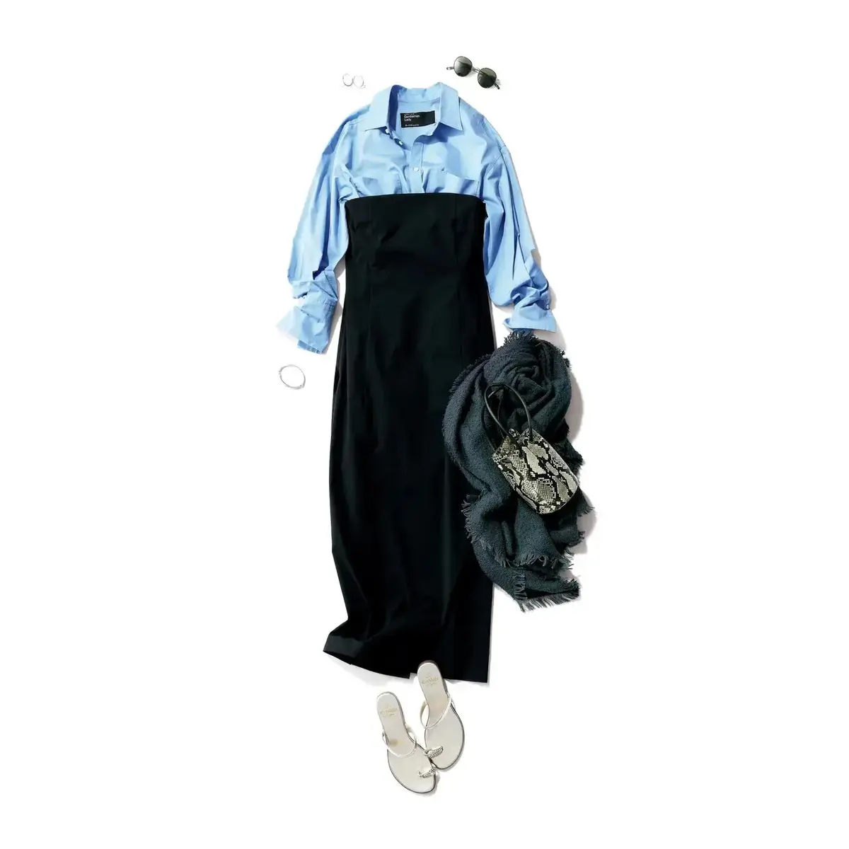 ブルーシャツと黒ベアワンピースで女らしいレイヤードスタイル