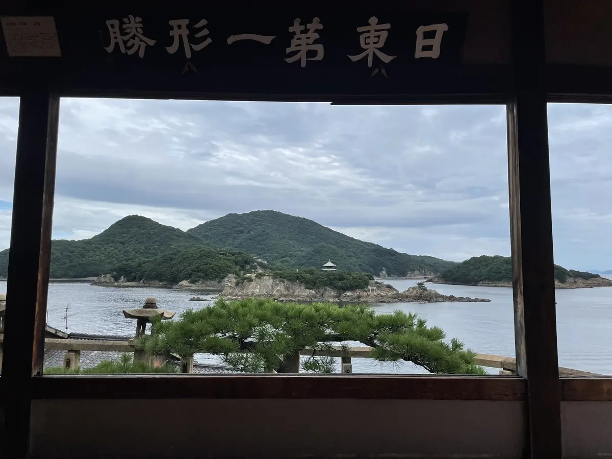 窓から見える弁天島