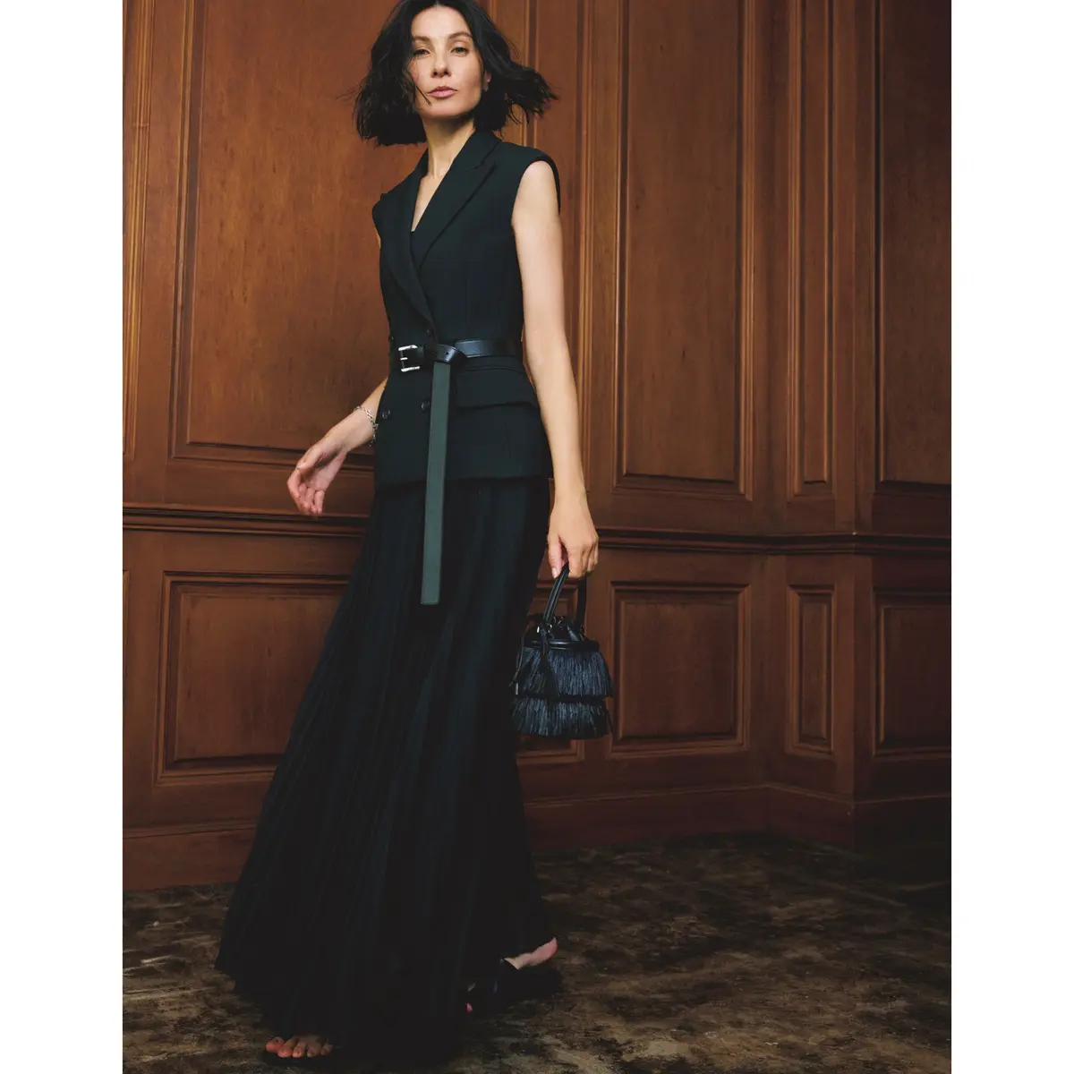 黒ダブルブレストデザインのベストに黒プリーツスカートを合わせたオールブラックコーディネート　モデル・田沢美亜