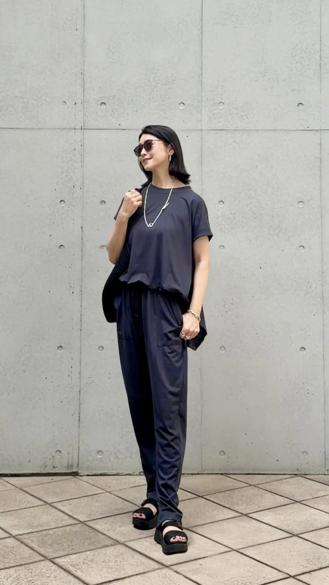 小物使いで大人のアーバンリゾートスタイルの画像_1