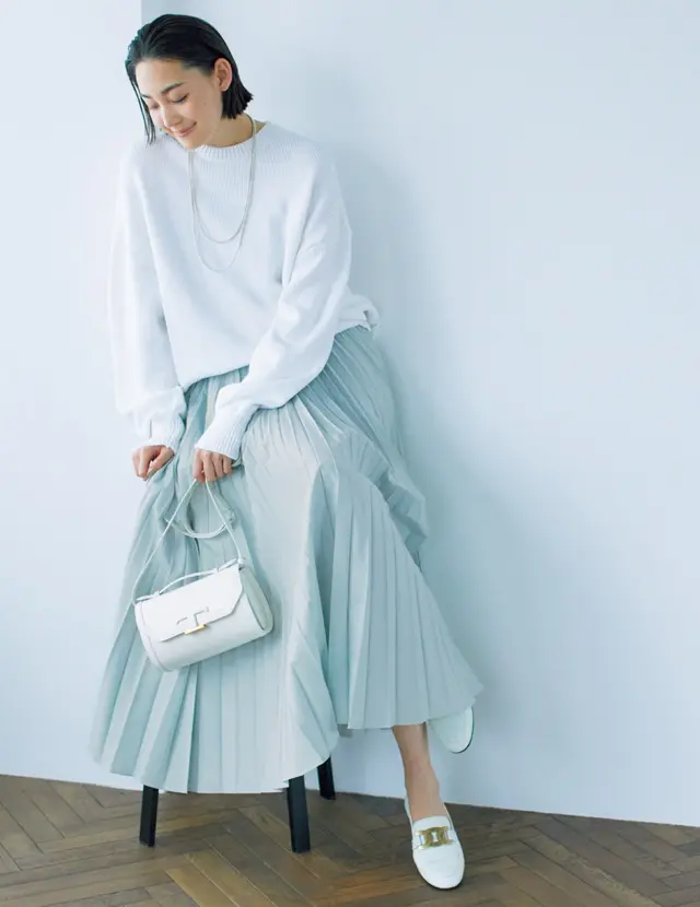薄色プリーツスカートとローファーコーデのLIZA