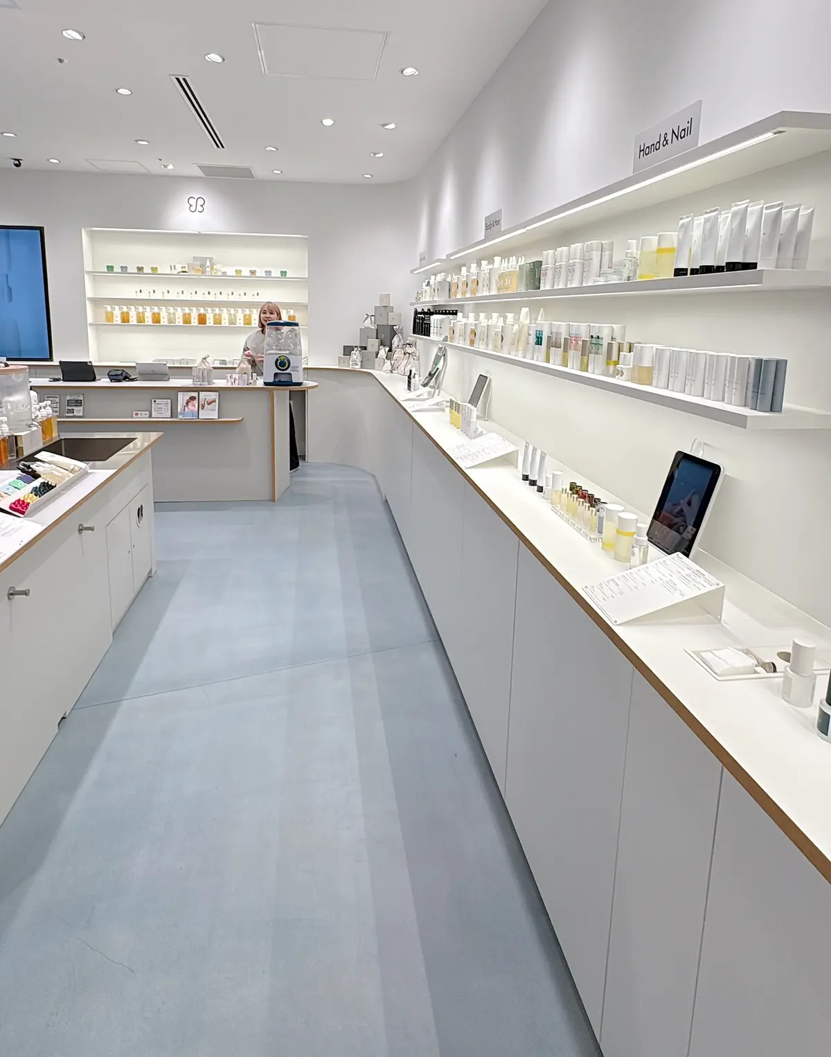 ニュウマン高輪　「ウカ ストア ケア アンド シェア」　クリーンな雰囲気の店内にはネイルケア、頭皮ケア、ヘアケアなど、毎日のセルフケアをサポートするアイテムがずらり。