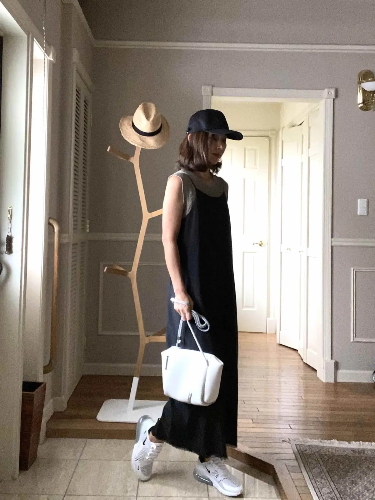 大人ジャンパースカートのスニーカーコーデの画像_1