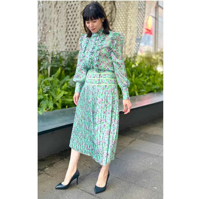 色合いもディテールも優美なセットアップで、 コートの中に春気分を呼び入れて