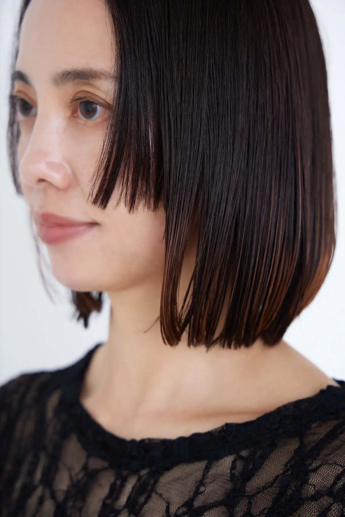 Webエクラ 40代50代　髪型　フレーミングバング仕掛けのミディアムボブのポイント