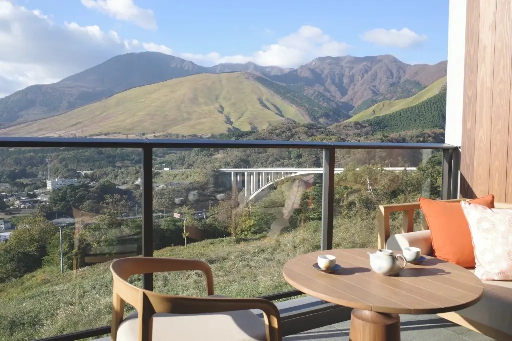 別府市内や扇山のなだらかな山容を見晴らせます。