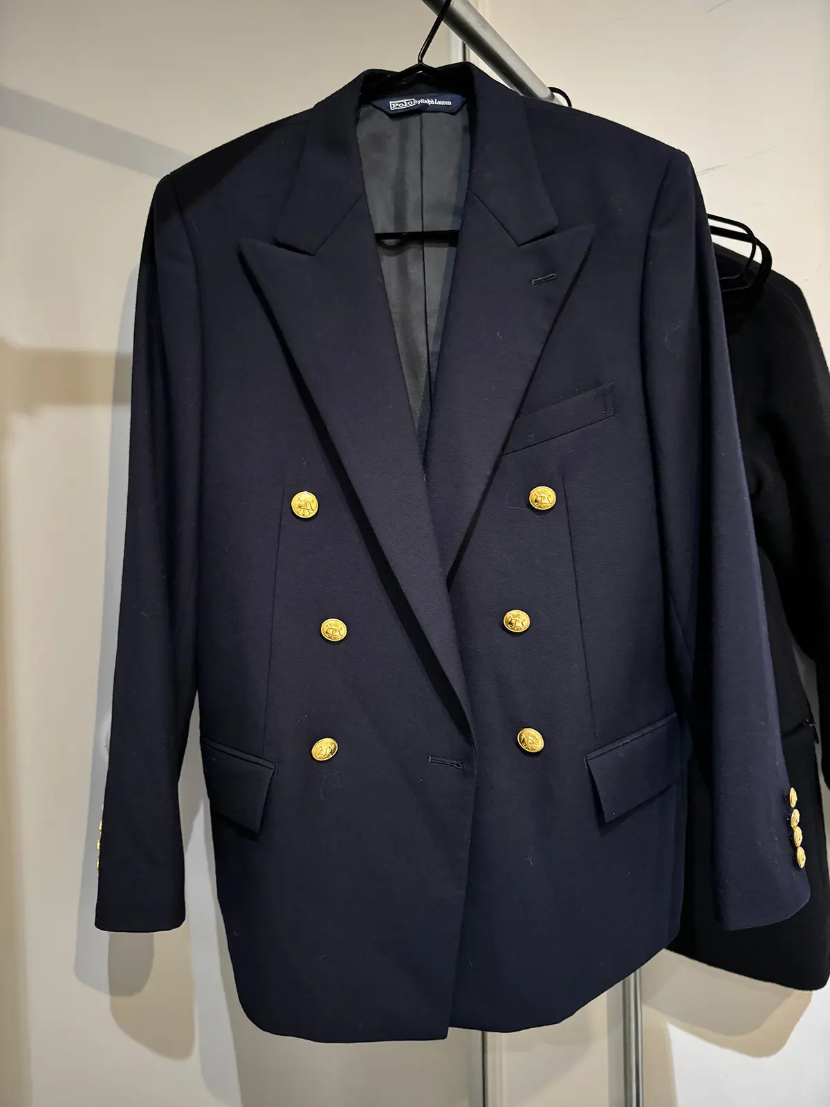 友人のお家のお下がりもあり、紺ブレはダブルもシングルも両方揃っています。コースに行く日もですが、ダブルの方はアウター感覚で仕事の日にも時々着ています。