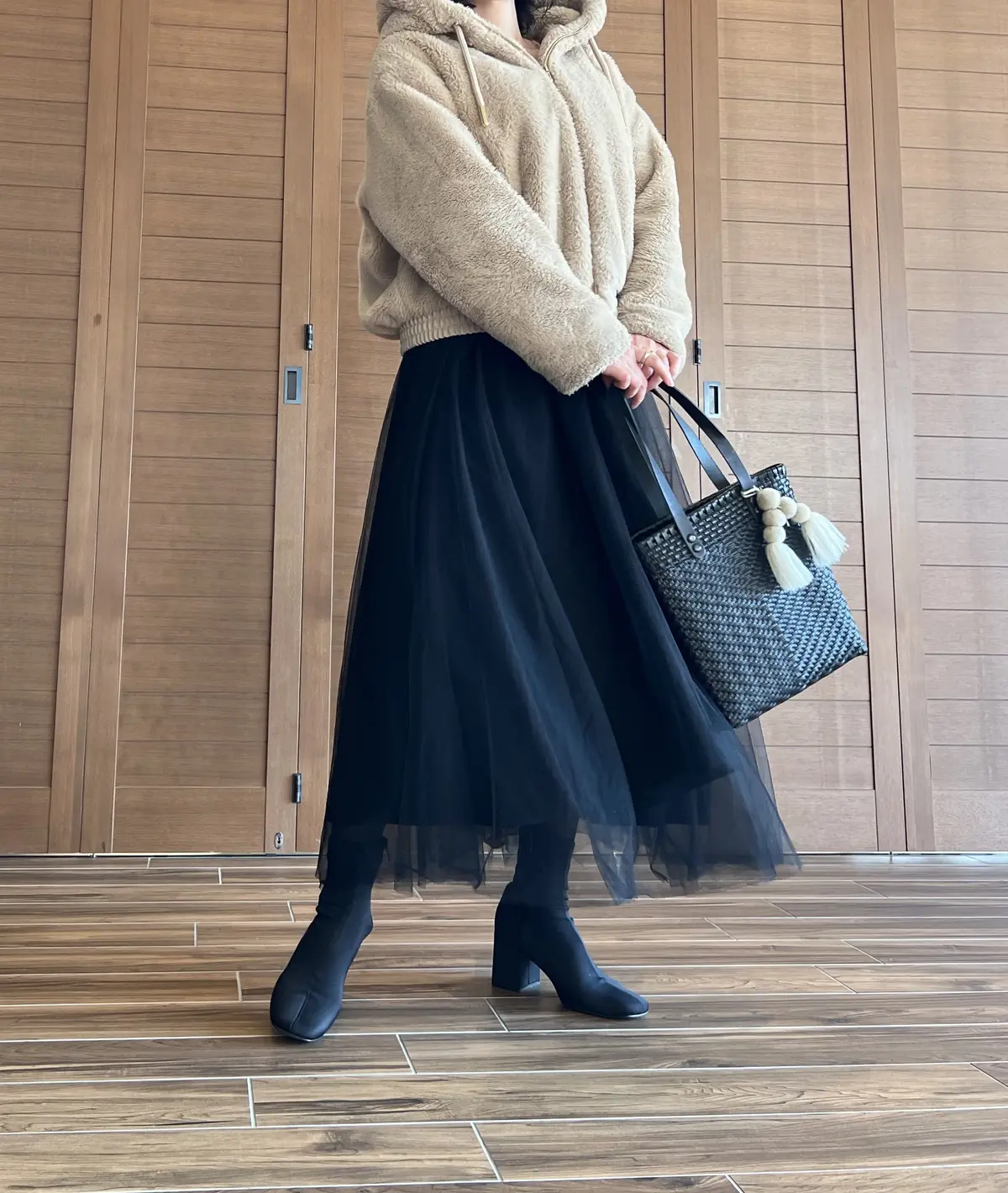 冬のベージュスタイルは、黒で引き締めますの画像_2