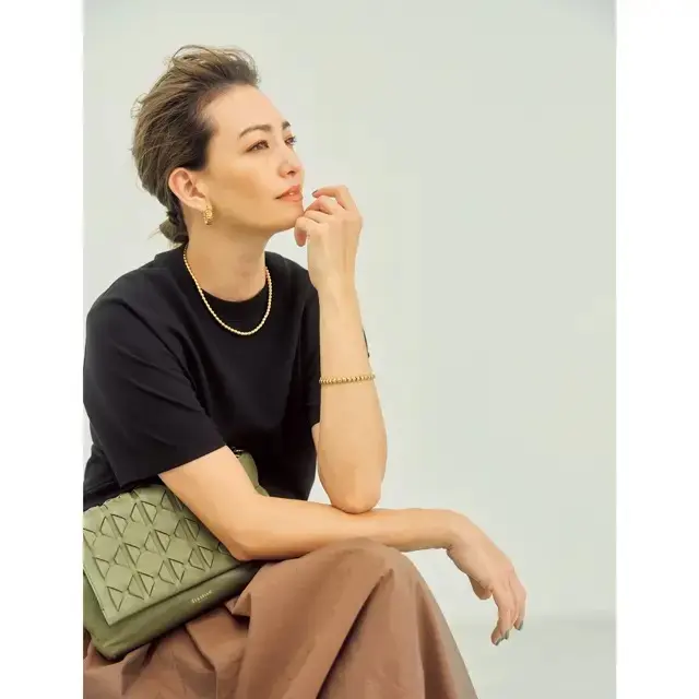 目新しいゴールドのボールチェーンでひとさじのモード感を加味