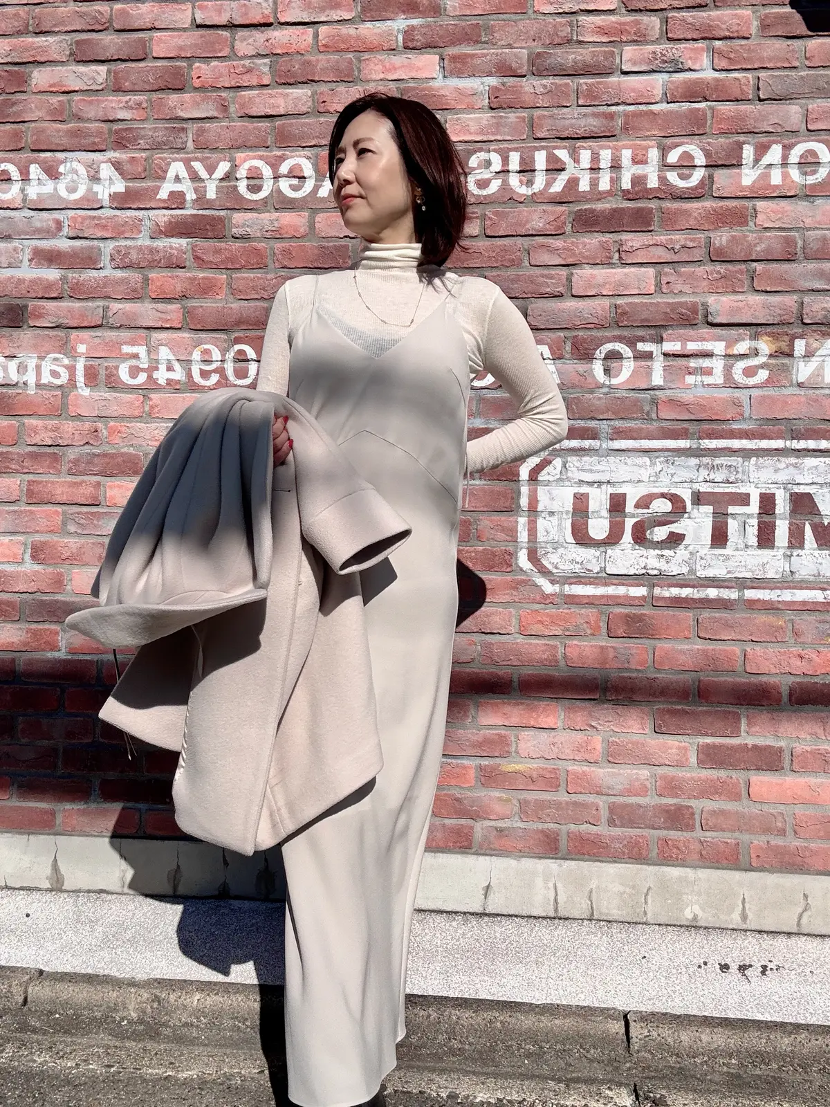 サテンワンピースでワントーンコーデの画像_3