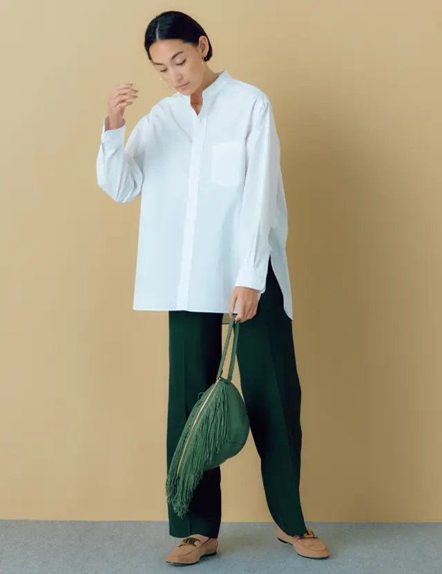 ノーブルなグリーンで白シャツをリッチに