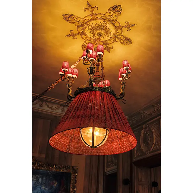 部屋ごとに異なる照明がとても個性的