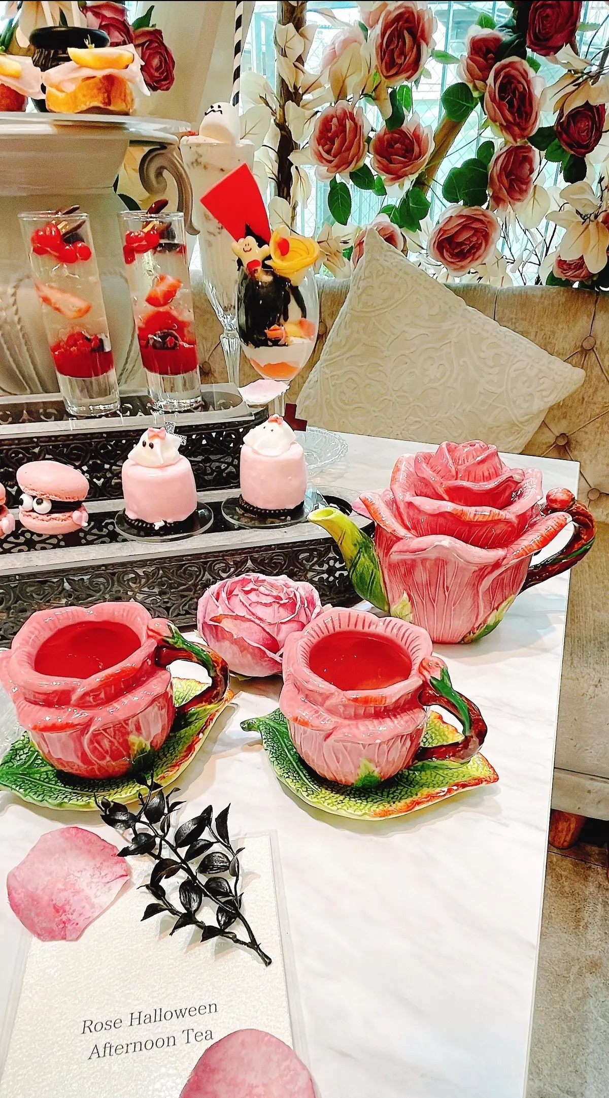 ブルケッタ、イチヂク、生ハム、生ハムとイチヂクのブルケッタ、店内、薔薇の装飾、バラの装飾、薔薇の世界、薔薇の内装、薔薇の装飾、バラ、バラの世界、薔薇の世界、ソファ、ソファー、ソファー席、Rose Halloween Afternoon Tea、表参道、オートクチュールカフェ、HAUTE COUTURE CAFE、 Haute Couture Cafe、 期間限定、ローズハロウィンアフタヌーンティー、ピンクハロウィン、薔薇のカップ、薔薇のティーカップ、バラのカップ、バラのティーカップ、薔薇のポット、バラのポット、薔薇のカップ&ソーサー、バラのカップ&ソーサー、カップ&ソーサー、ポットセット、ティーポットセット、薔薇のティーポットセット、薔薇のポットセット、バラのティーポットセット、バラのティーセット、薔薇のティーセット、バラのポットセット、ケーキ、マカロン、チョコ、チョコレート、ゼリー、ジュレ、パフェ、ハロウィン、