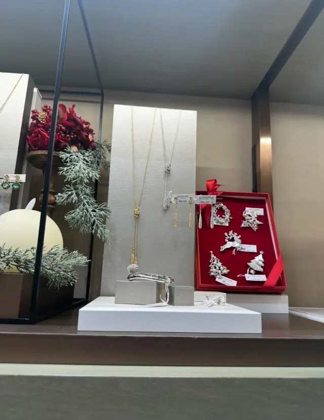 冬のパーティーに、シアー感のあるボウタイの画像_5