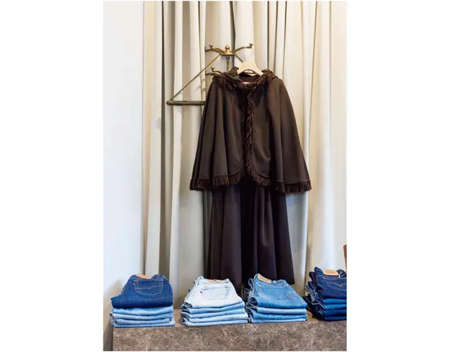 ’70年代のサンローランのケープコートには、色落ちしたリーバイスのデニムとコーディネートするのがおすすめだそう。