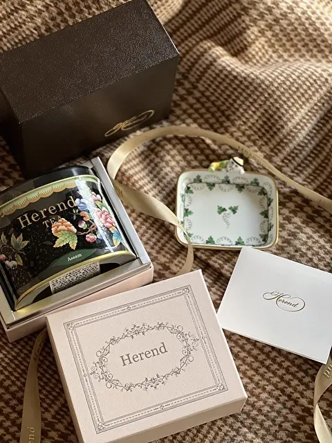 最近購入したヘレンドの紅茶と小皿