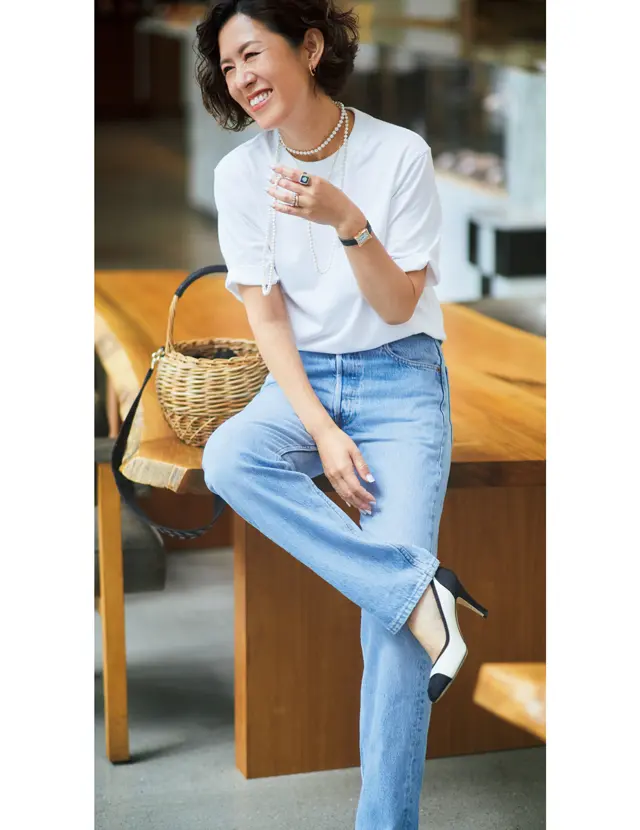 ヴィンテージのブルーデニムコーデの大草直子さん