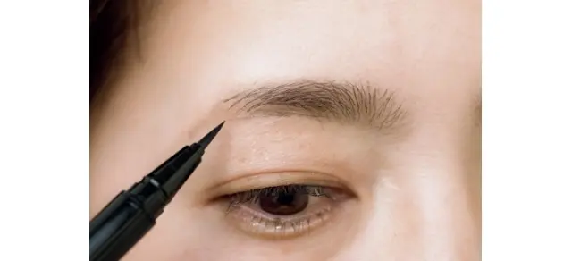 リキッドの毛先だけを使って、眉中〜眉山の下の毛のない部分をスッスッと描き足していく。
