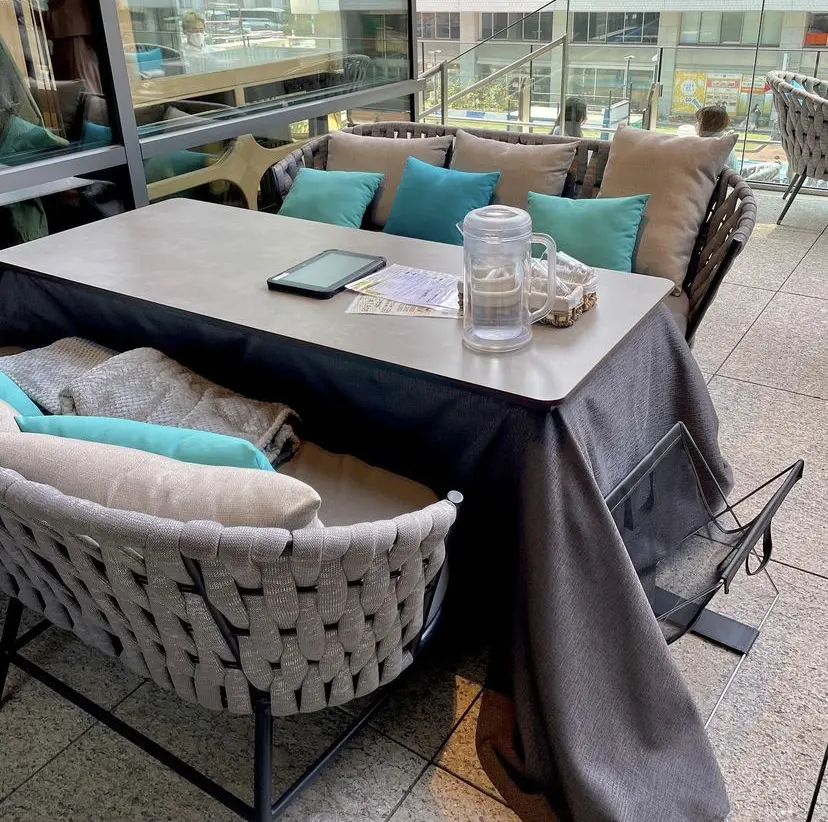 テラス席はコタツになっていて足元が暖かい