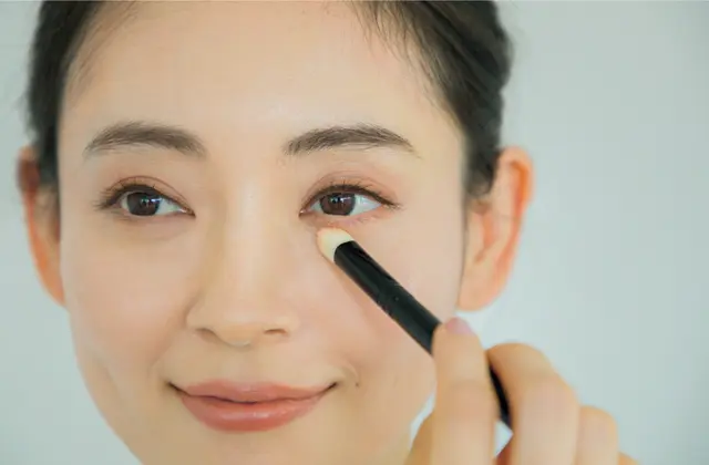 目まわりの凹凸を目立たせるテカリを消し、なめらかに整える