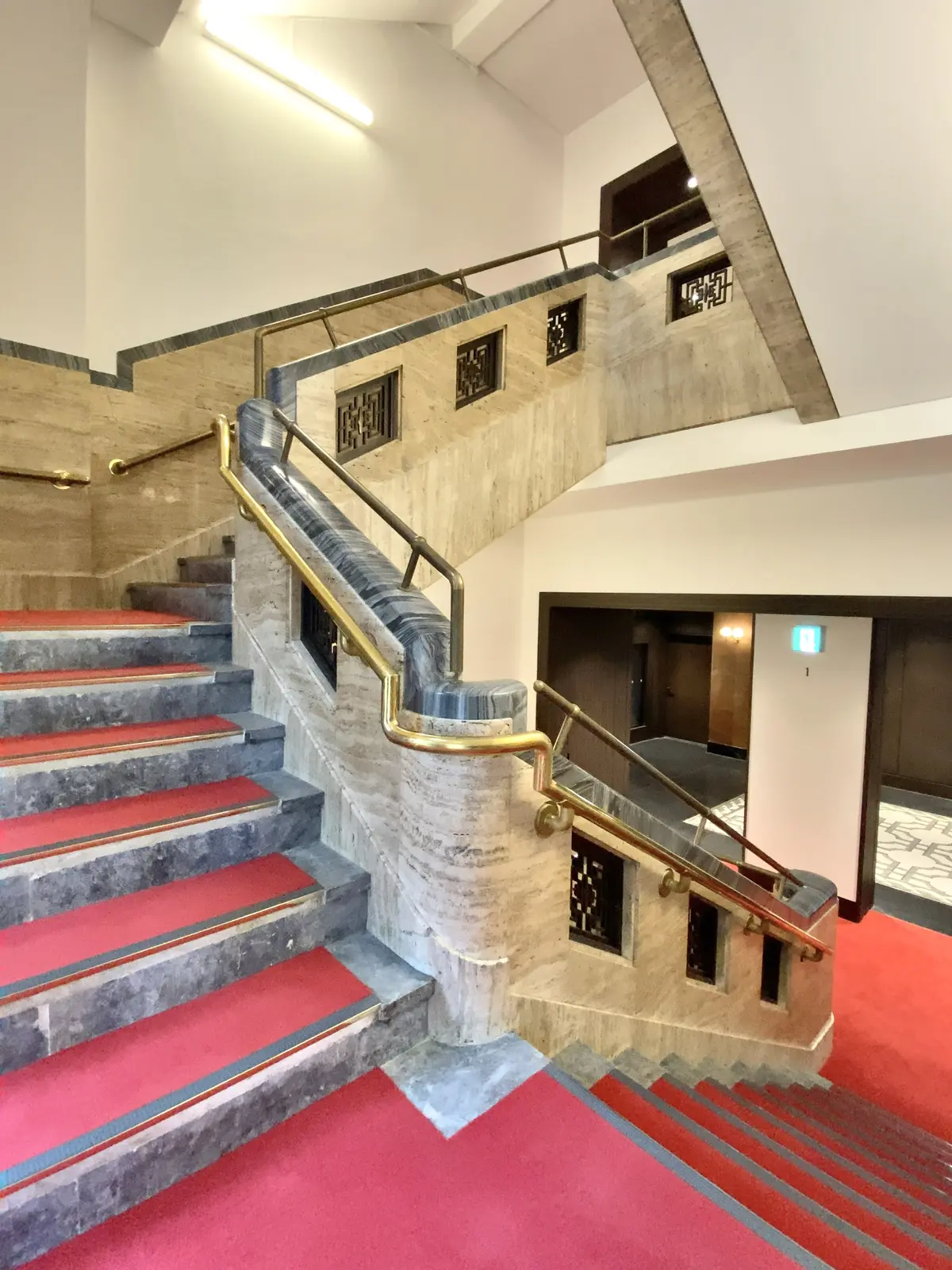 九段会館テラス 階段