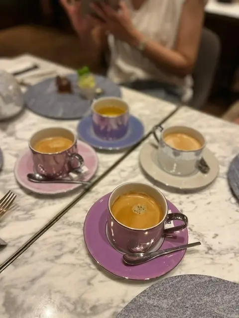 都会の喧騒を離れた緑豊かなレストランの画像_3