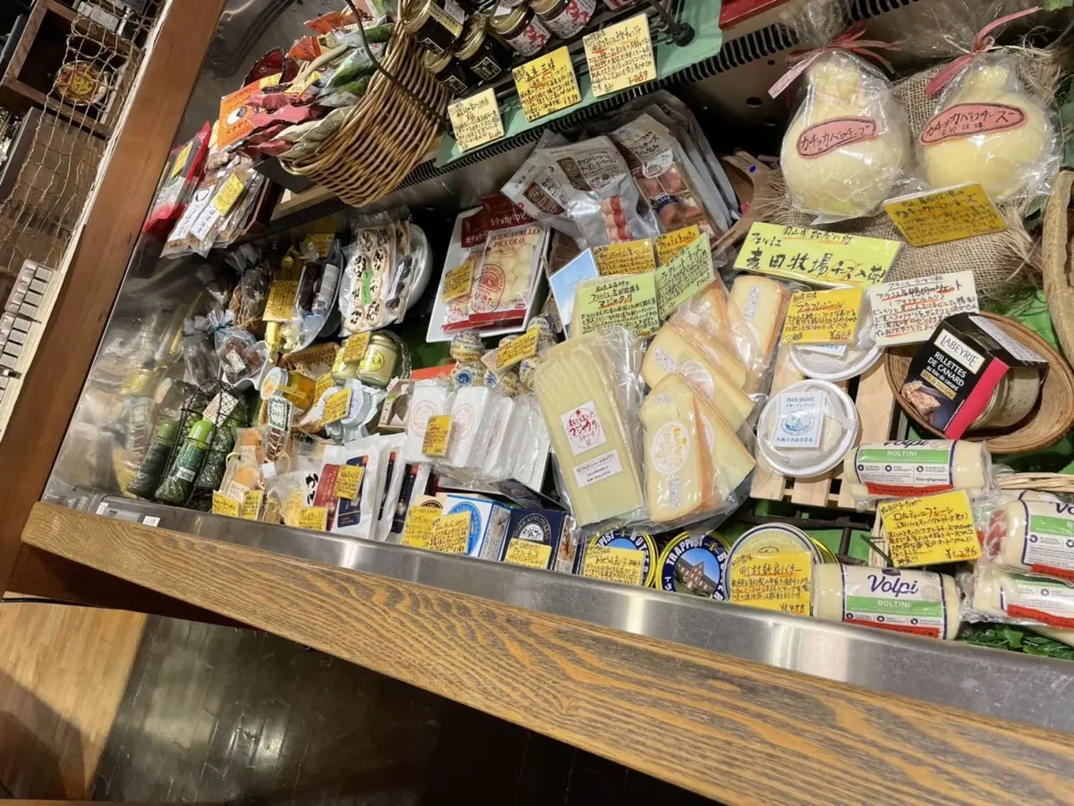 春あかりと鮮やかブルーグラデーションの画像_11