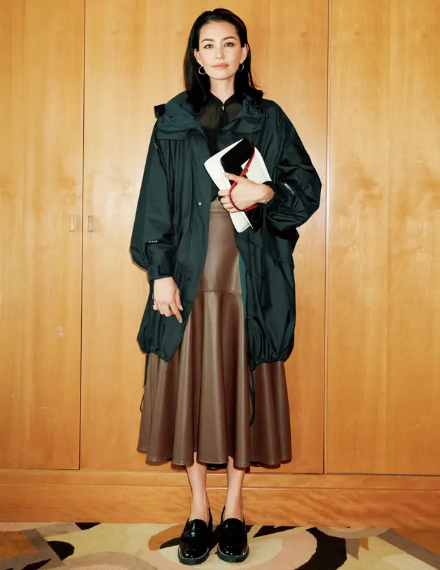 ひとさじのモード感があると、大人のフェミニンはイタくない