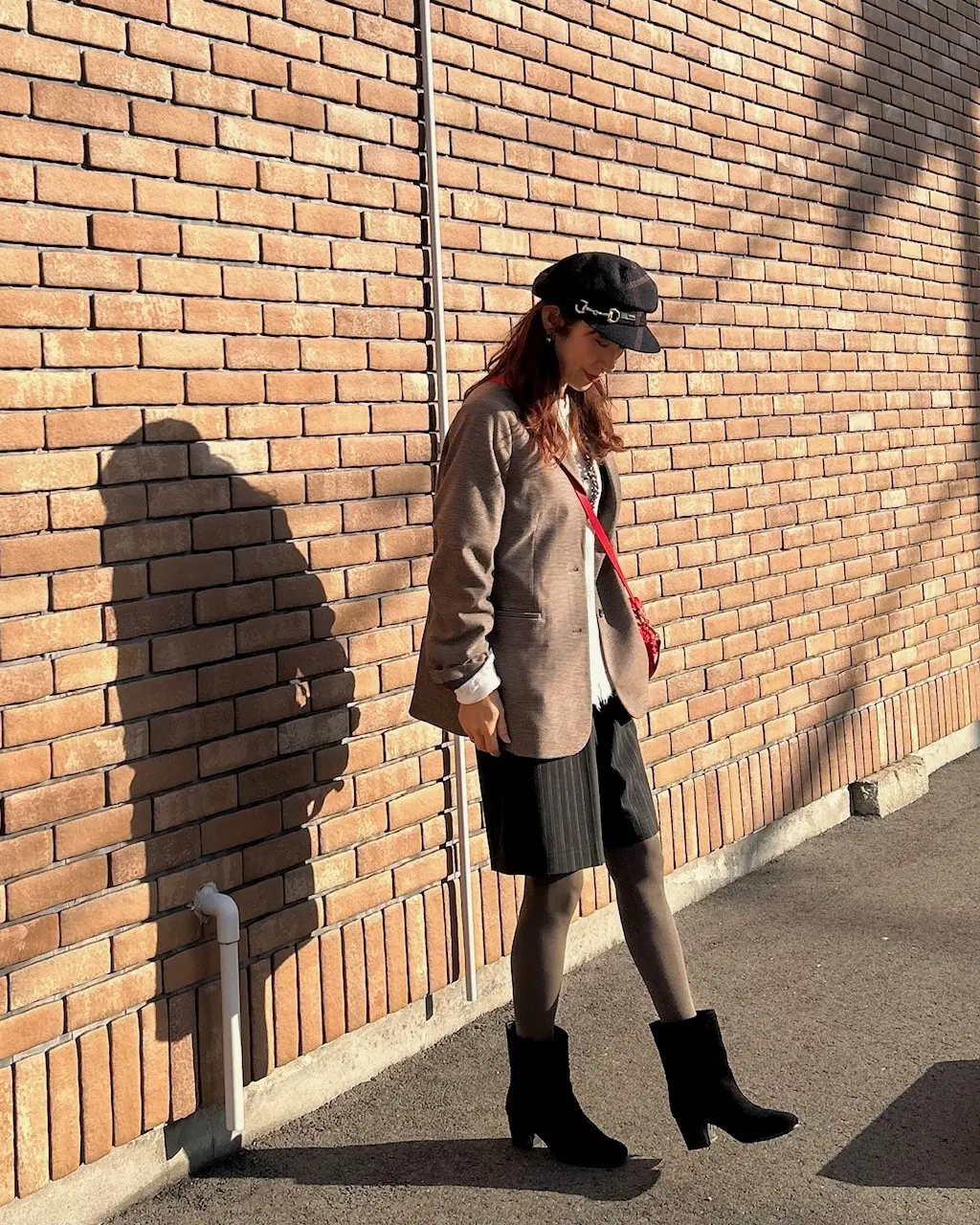 無印良品のブラウンジャケットに赤いバッグの画像_2