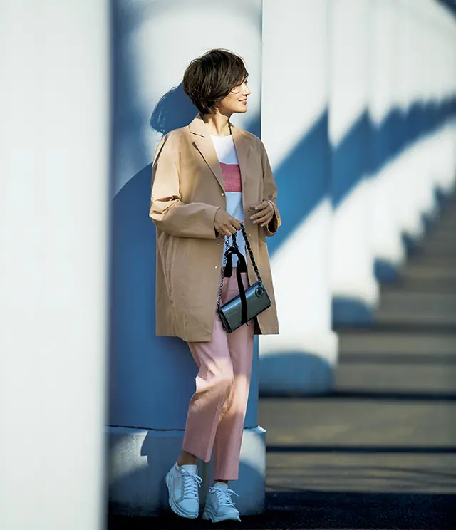 ピンクの甘さを引き立てる薄軽ベージュコート