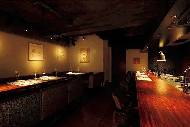 カウンター4席、テーブル8席の静謐な空間