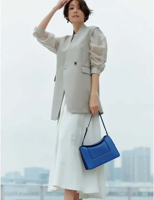 ソリッドなショート丈ならスカートとも好バランス