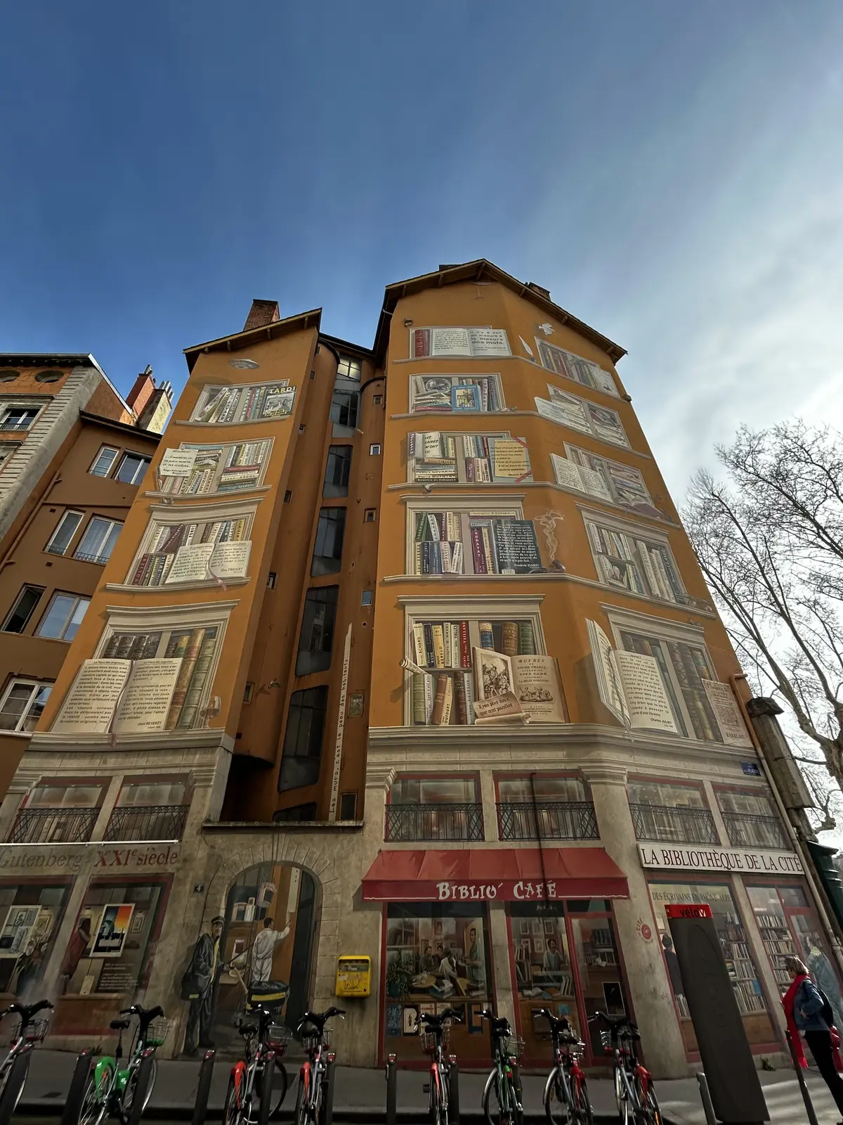 フランス　リヨン　１日観光　だまし絵