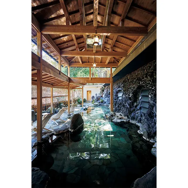 山々を臨む露天風呂と洞窟風呂を備えた「天 狗の湯」。