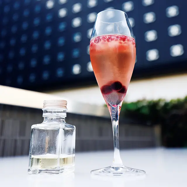 シグネチャーカクテル「コ コ」は、エルダーフラワーのリキュ ールとシャンパーニュに、ブラック ベリーとザクロ。