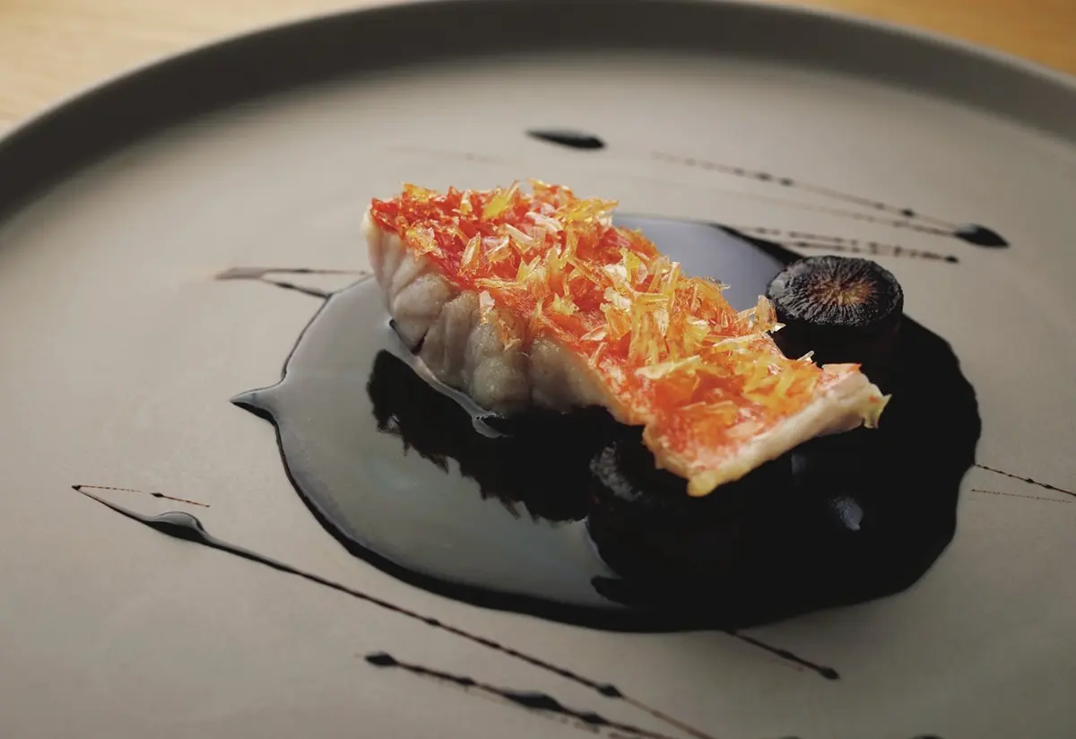 神経締めをされた金目鯛のうろこをパリパリに焼き上げ、赤ワインのソースと